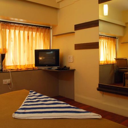 Hotel Golden Palace Pvt Ltd Bombaim Exterior foto